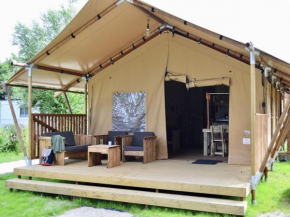 Luxury tent with kitchen and shower by the sea